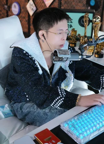 凡人哥跟王冕咨询,要为宋逸璇团战周榜第一