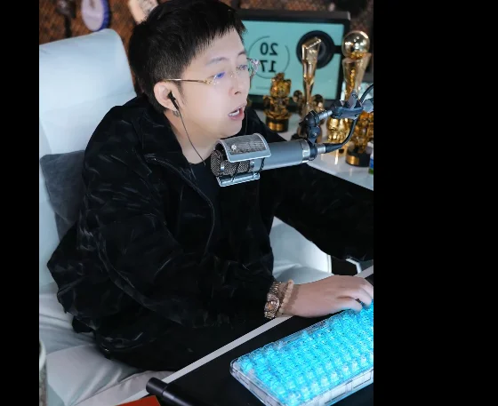 王冕线下找探戈哥相聚，花好几十万招待王冕