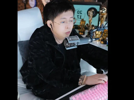 王冕无奈！上厕所都被女友盯着