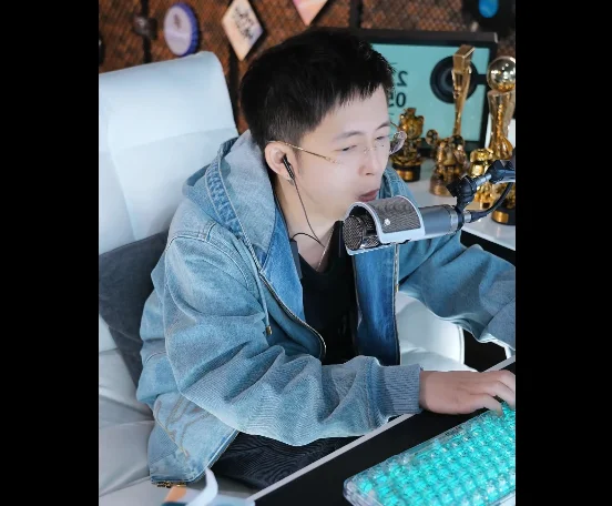 粉丝一直等待王冕开播，差点让王冕落泪