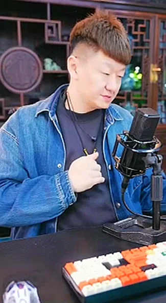 大佛开心到自扇！续约后从未收这么多礼物