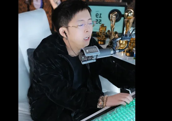 王冕被女主播主动加微信,女友当场吃醋!
