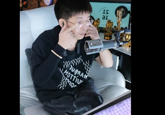 王冕换发型失败，粉丝觉得像贾队长