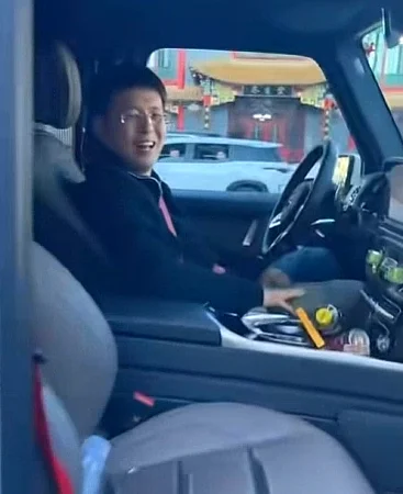 王冕亲驾驶新买大G，为好兄弟当婚礼头车
