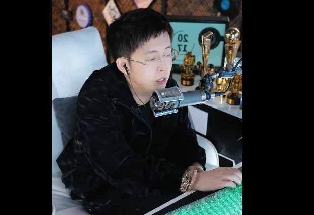 王冕无奈!上厕所都被女友盯着