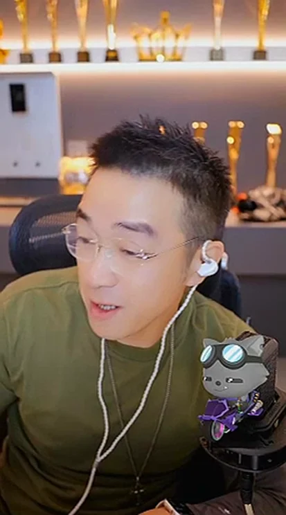 老毕吐槽某网红以反复离婚结婚为热度！