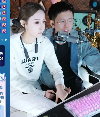 王冕逛街经常被众多粉丝认出合照