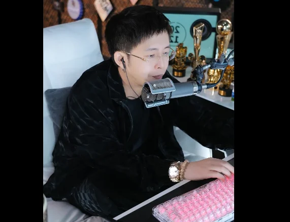 王冕被女主播主动加微信，女友当场吃醋！