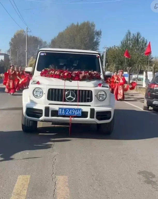 王冕亲驾驶新买大G,为好兄弟当婚礼头车